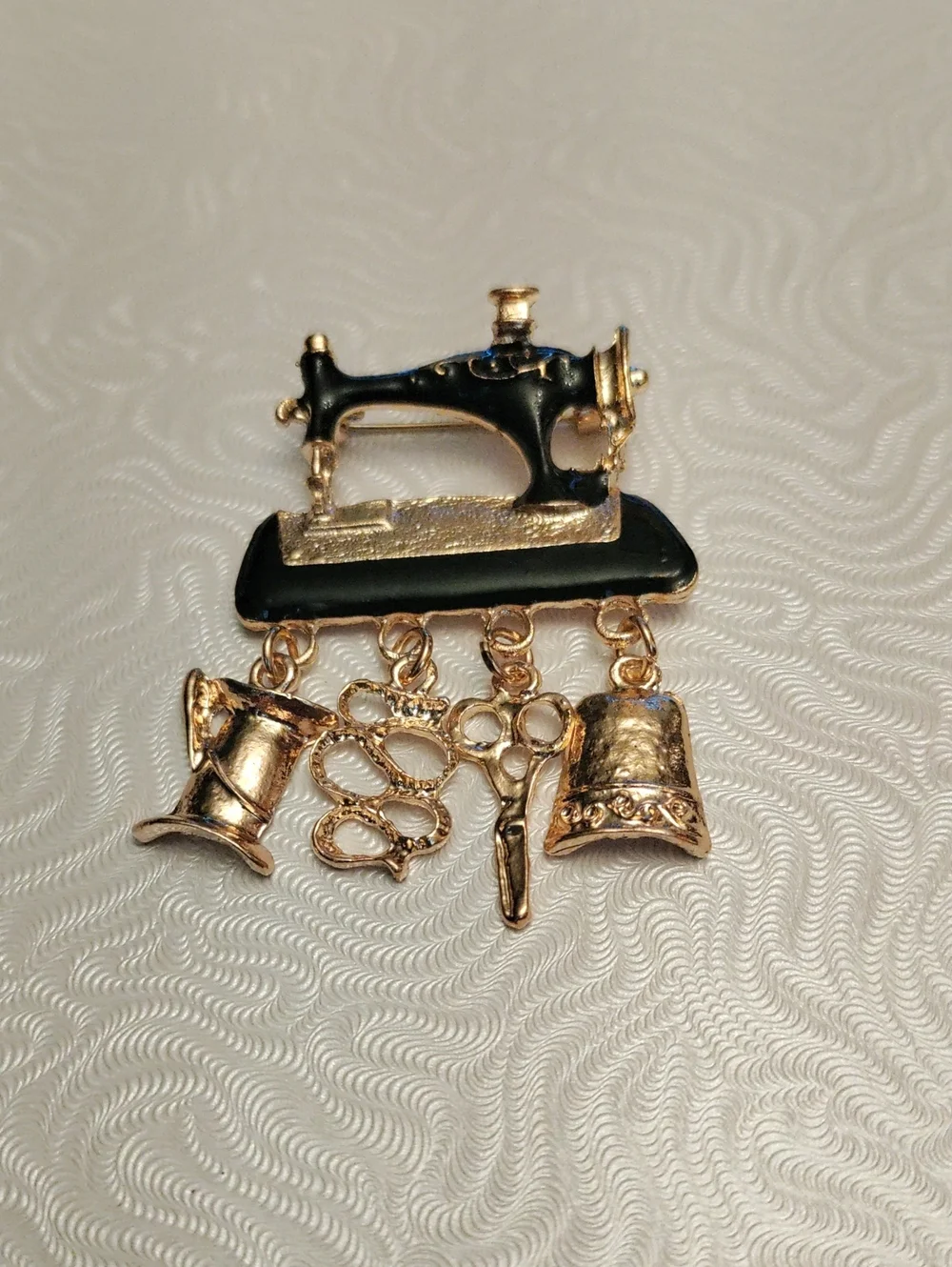 Vintage Style Sewing Machine Charm Brooch - Black and Gold